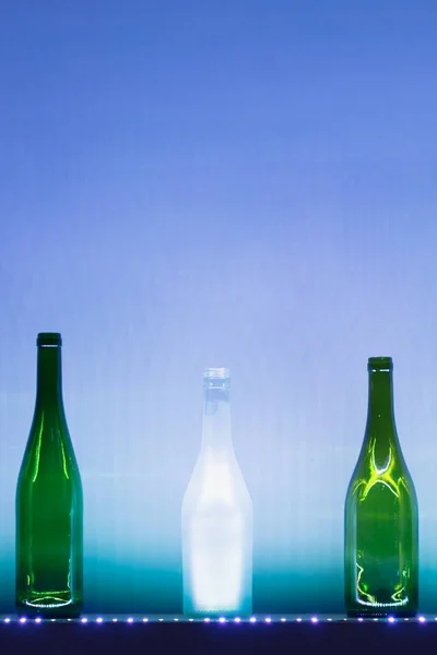 Αφηρημένα Άδεια Μπουκάλια Κρασιού Μπλε Φως Led — Φωτογραφία Αρχείου