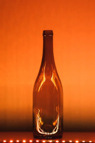 Botella Vino Vacía Abstracta Con Iluminación Led Naranja —  Fotos de Stock