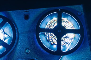 Mavi şeritli ses kayıt cihazını makaraya sar