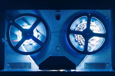 Mavi şeritli ses kayıt cihazını makaraya sar