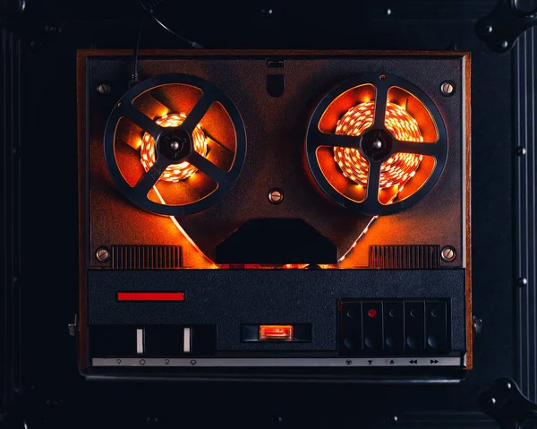 Audio Tonbandgerät Mit Orangefarbenem Led Lichtband — Stockfoto