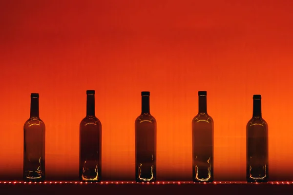 Bouteilles Vin Vides Abstraites Avec Éclairage Led Orange — Photo