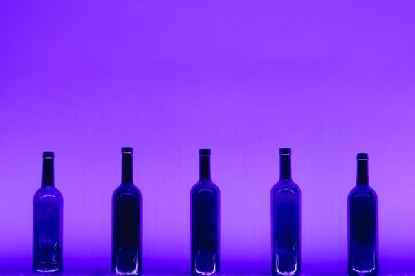 Botellas Vino Vacías Abstractas Con Iluminación Led Violeta —  Fotos de Stock