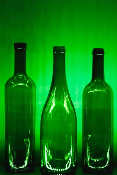 Bouteilles Vin Vides Abstraites Avec Éclairage Vert — Photo