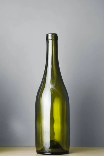 Botella Vino Vacía Fondo Gris —  Fotos de Stock