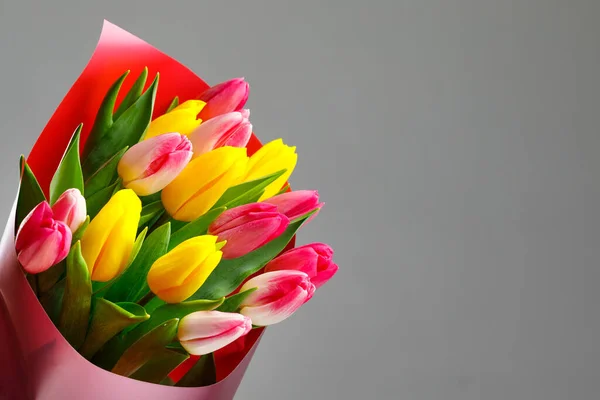 Bouquet Fiori Tulipano Sfondo Grigio Con Copia Spazio — Foto Stock