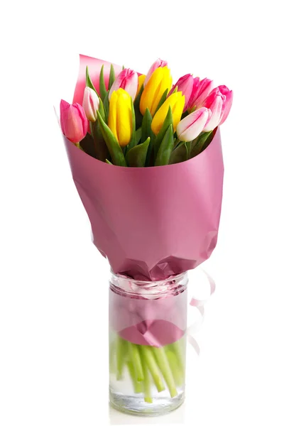 Bukiet Kwiatów Tulipan Szklanym Wazonie Izolowany Białym — Zdjęcie stockowe