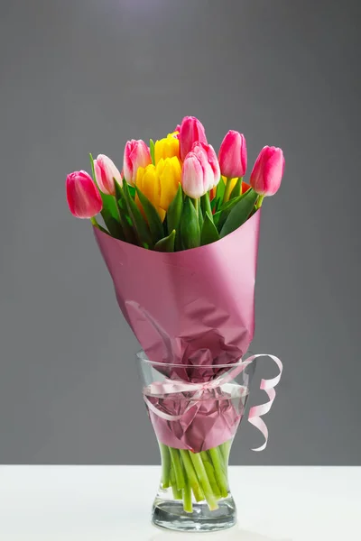 Tulp Bloemen Boeket Een Glazen Vaas Grijze Achtergrond — Stockfoto