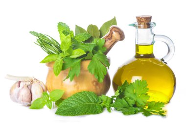 Zeytinyağı ve taze ot ve baharat beyaz arka plan üzerinde