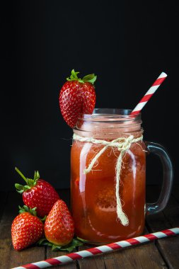 Cam kavanozda çilek güler yüzlü