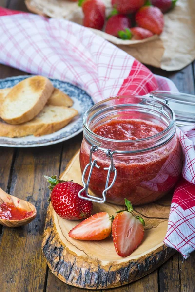 Zelfgemaakte aardbeienjam — Stockfoto