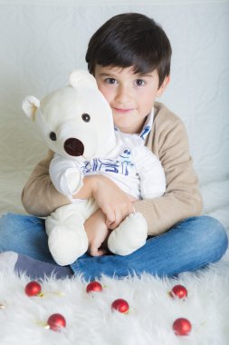 Bir çocuk Noel onun oyuncak ile