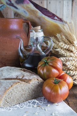 Zeytinyağı reçel ekmek ve domates ile