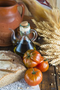 Zeytinyağı reçel ekmek ve domates ile