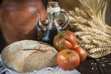 Zeytinyağı reçel ekmek ve domates ile
