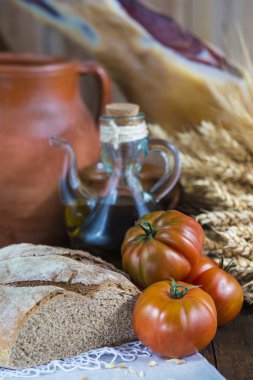 Zeytinyağı reçel ekmek ve domates ile