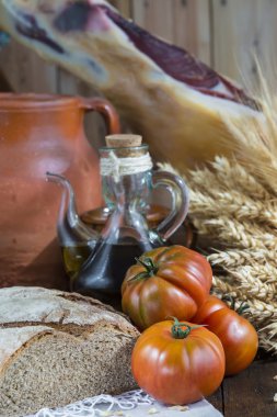 Zeytinyağı reçel ekmek ve domates ile