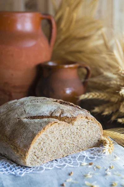 Pan casero y espigas de trigo — Foto de Stock