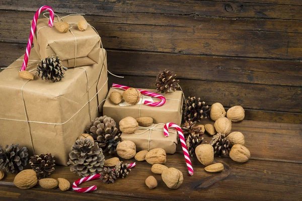 Weihnachtsgeschenke und Zuckerstangen — Stockfoto