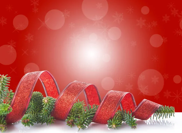 Árvore de Natal em fundo branco e vermelho — Fotografia de Stock