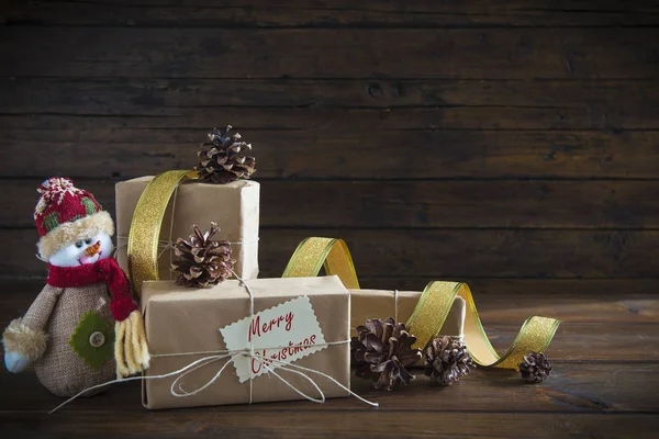 Weihnachtsgeschenke auf einem Holzgrund — Stockfoto