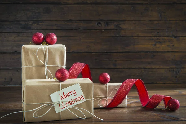 Jul gåvor på en trä bakgrund — Stockfoto
