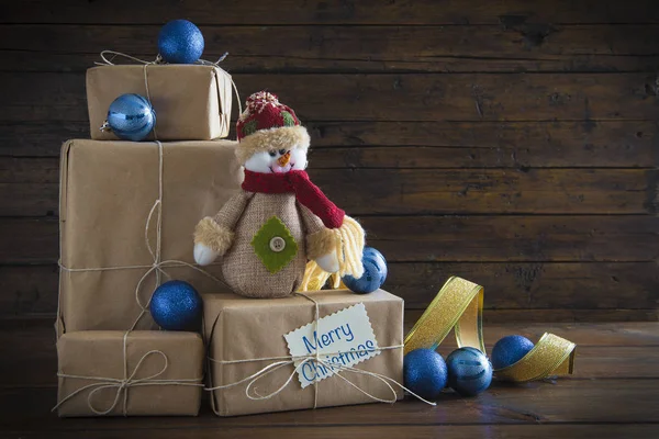 Presentes de Natal em um fundo de madeira — Fotografia de Stock