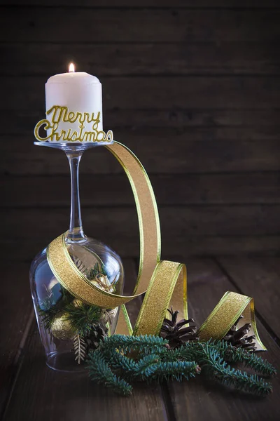 Sfondo di Natale con una candela su una tazza — Foto Stock