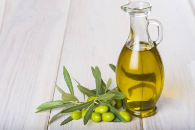 Zeytin yağı ile ham zeytin ve yaprakları