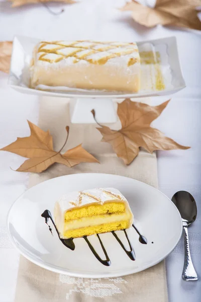 Gâteau avec massepain et crème pâtissière — Photo