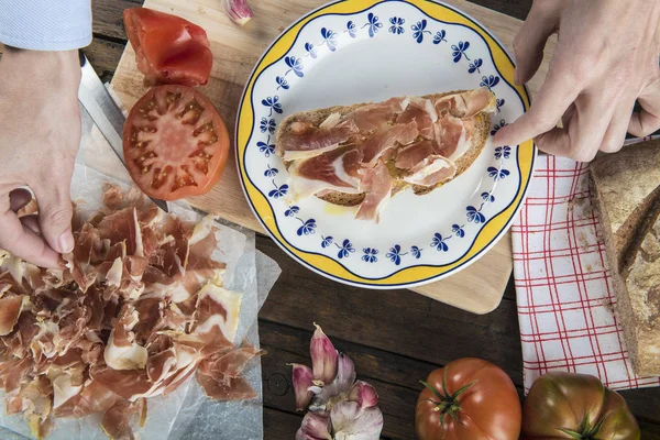 Chef poniendo jamón en una rebanada de pan — Foto de Stock