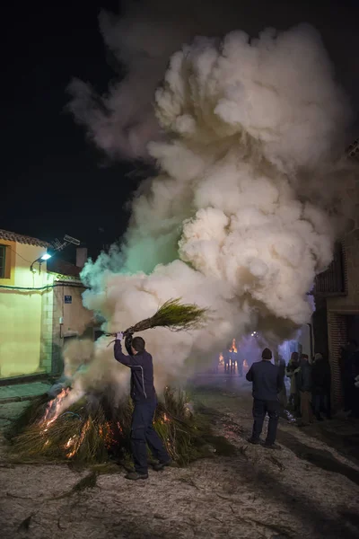 男子准备 bonefires 与变得更糟 — 图库照片