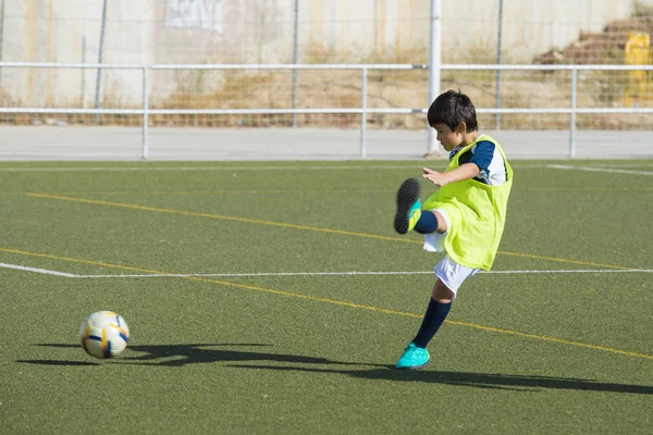 Joven jugador de fútbol en un entrenamiento —  Fotos de Stock