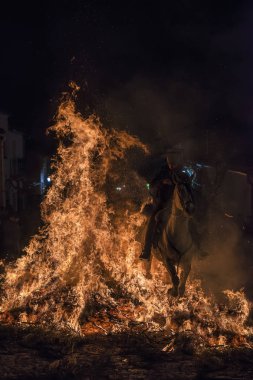 Atını throug yangın atlama kişini
