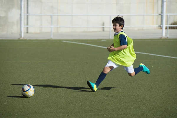 Jovem jogador de futebol em um treinamento — Fotografia de Stock