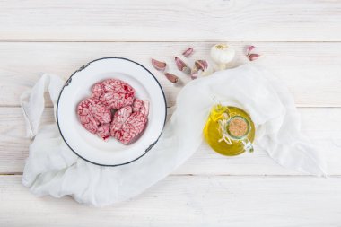Kuzu beyni ve onları yemek pişirmek için malzemeler