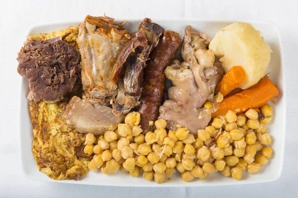 Cocido un guiso español con surtido de carne y garbanzos — Foto de Stock