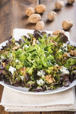 Ceviz bir mavi peynir salatası