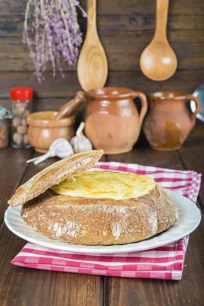 Nadziewane chrupiący bochenek chleba — Zdjęcie stockowe