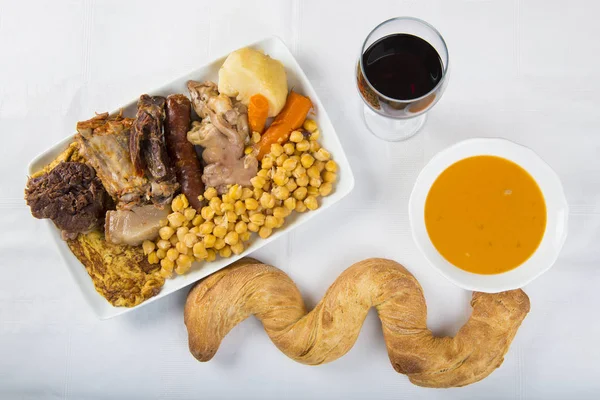 Cocido een Spaanse stoofpot met assortiment van vlees en chikpeas — Stockfoto