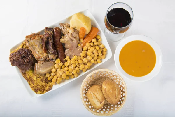 Cocido een Spaanse stoofpot met assortiment van vlees en chikpeas — Stockfoto