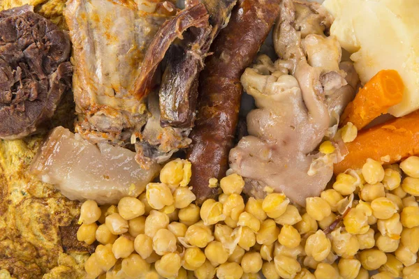 Cocido en spansk gryta med sortiment av kött och chikpeas — Stockfoto