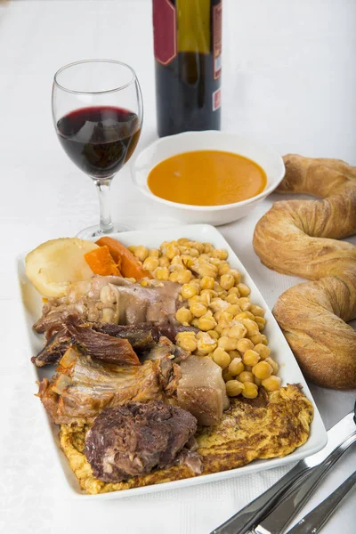 Cocido ein spanischer Eintopf mit verschiedenen Fleischsorten und Kichererbsen — Stockfoto