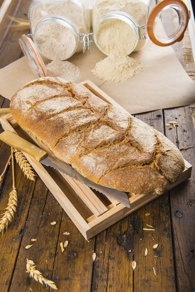 Pão caseiro de farinha orgânica — Fotografia de Stock