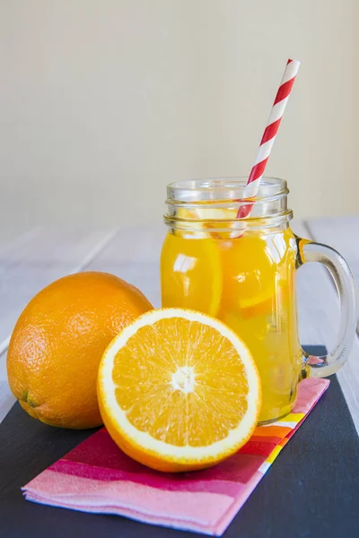 Sumo de laranja num frasco de pedreiro — Fotografia de Stock