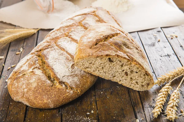 Pane fatto in casa da farina biologica — Foto Stock