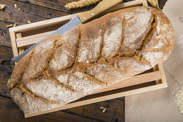Hem gjorde bröd från ekologiska mjöl — Stockfoto