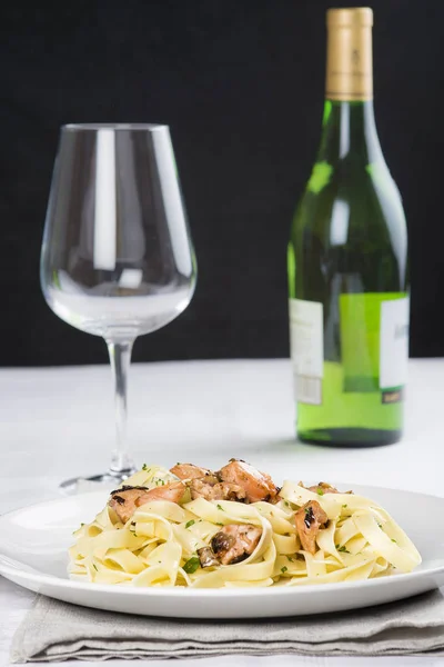 Tagliatelle con salmone — Foto Stock