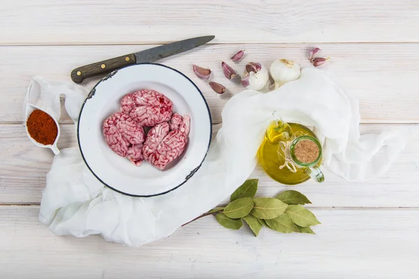 Kuzu beyni ve onları yemek pişirmek için malzemeler — Stok fotoğraf