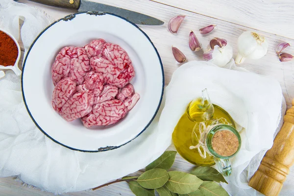 Cervelli di agnello e ingredienti per cuocerli — Foto Stock